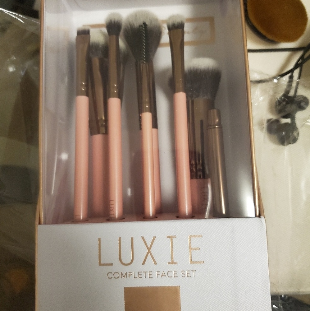 Luxie complete face set brushes